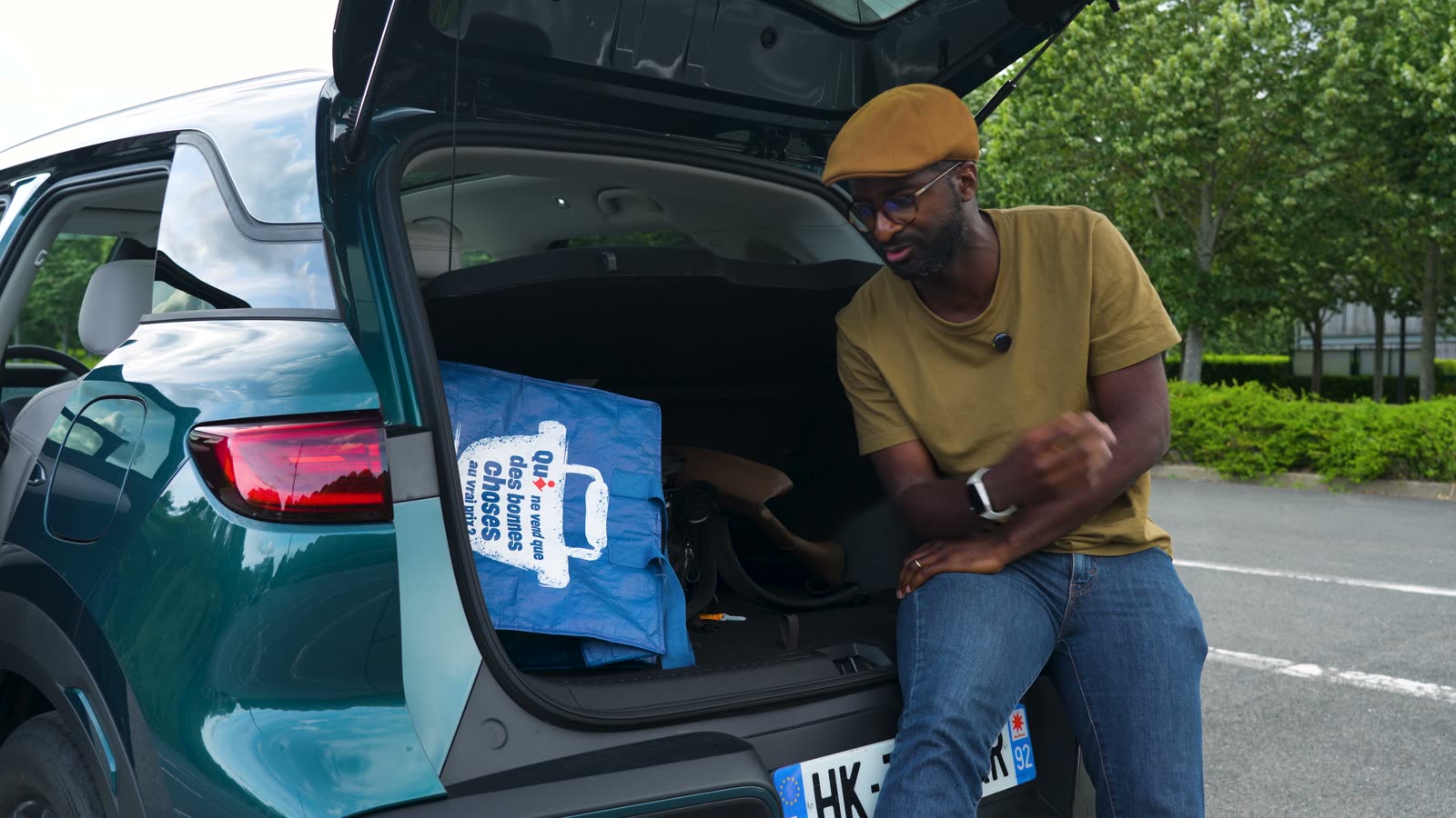 Coffre ouvert du BYD Atto 2 DM-i avec double fond